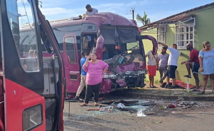 Dos autobuses se metieron un tanganazo en El Tecal 
