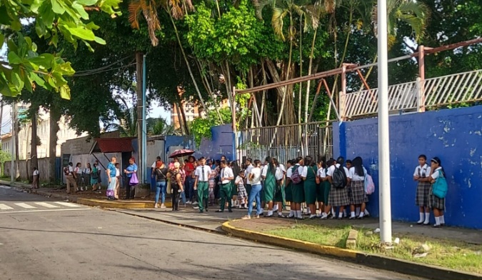 Protestan en colegio por presunto cierre de un bachillerato 