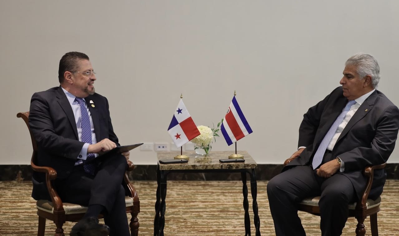 Presidentes de Panamá  y Costa Rica abordan situación de migrantes  