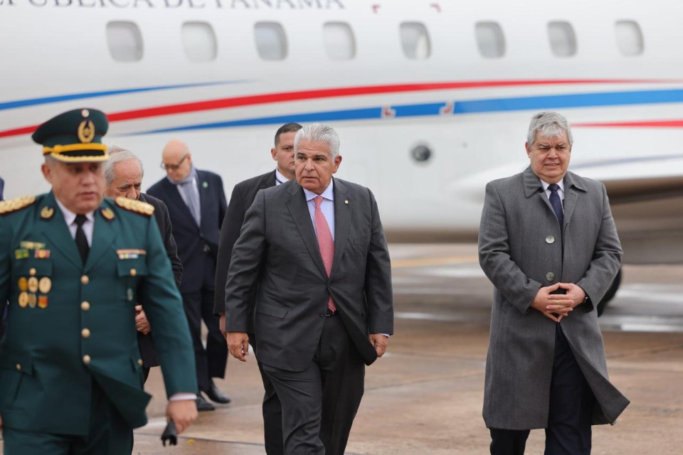 José Raúl Mulino llega a Paraguay en su primer viaje como presidente de Panamá 