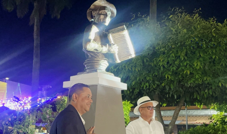 Rubén Blades inmortaliza a Ceferino Nieto con un busto en su honor  