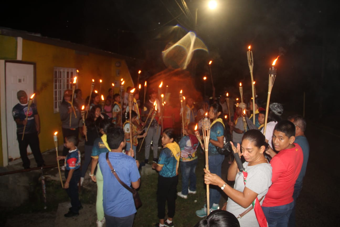 Niño y jóvenes del Movimiento Adventista realizan caminata de antorchas conmemorando el Mes de la Biblia 