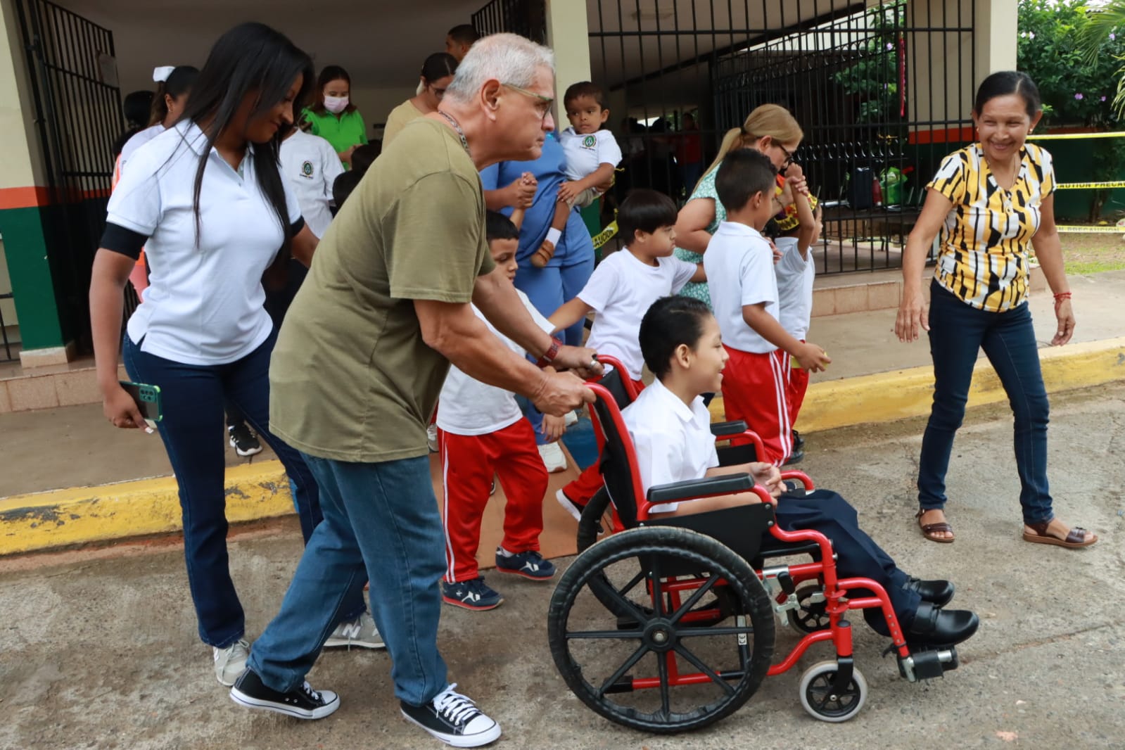 Evacúan a estudiantes con discapacidad; todo fue parte de un simulacro de evacuación en Chitré 