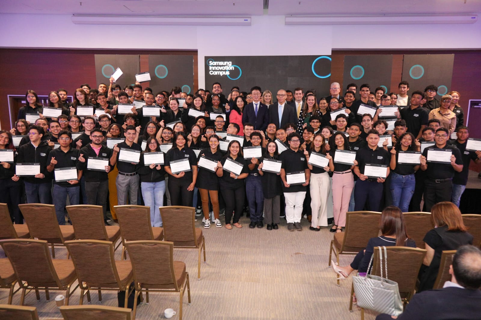 Empoderan a las nuevas generaciones certificando a 130 jóvenes en Inteligencia Artificial 