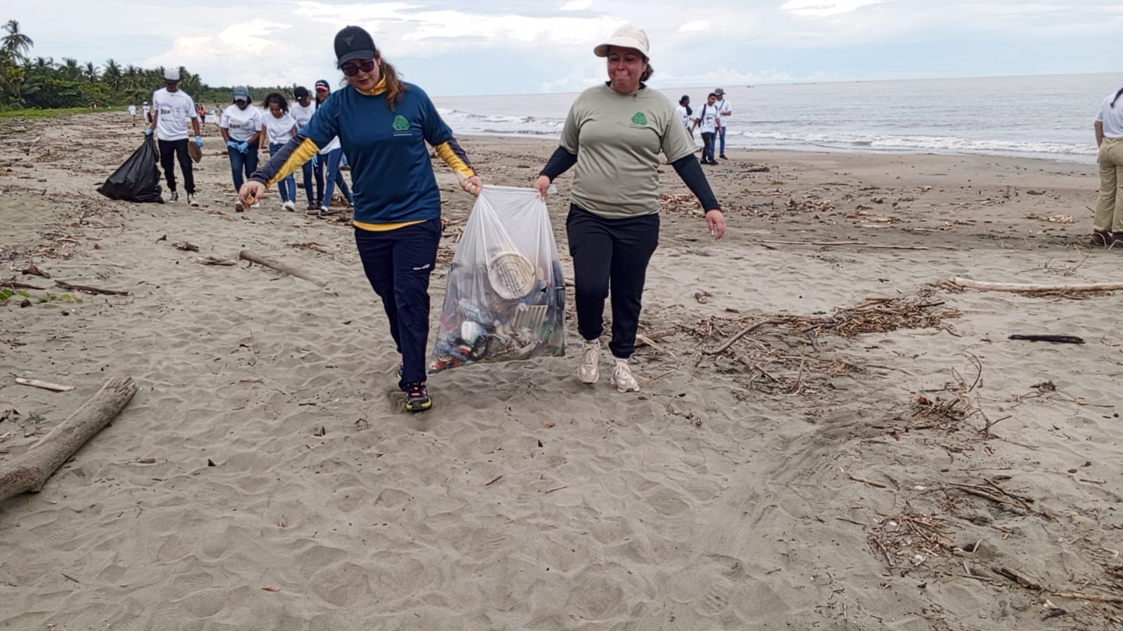 Siguen sacando 'porquerías' de las playas en Colón 