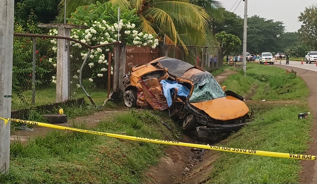 ¡En la curva de la muerte! Reportan dos muertos por vuelco en El Espino de Santiago 