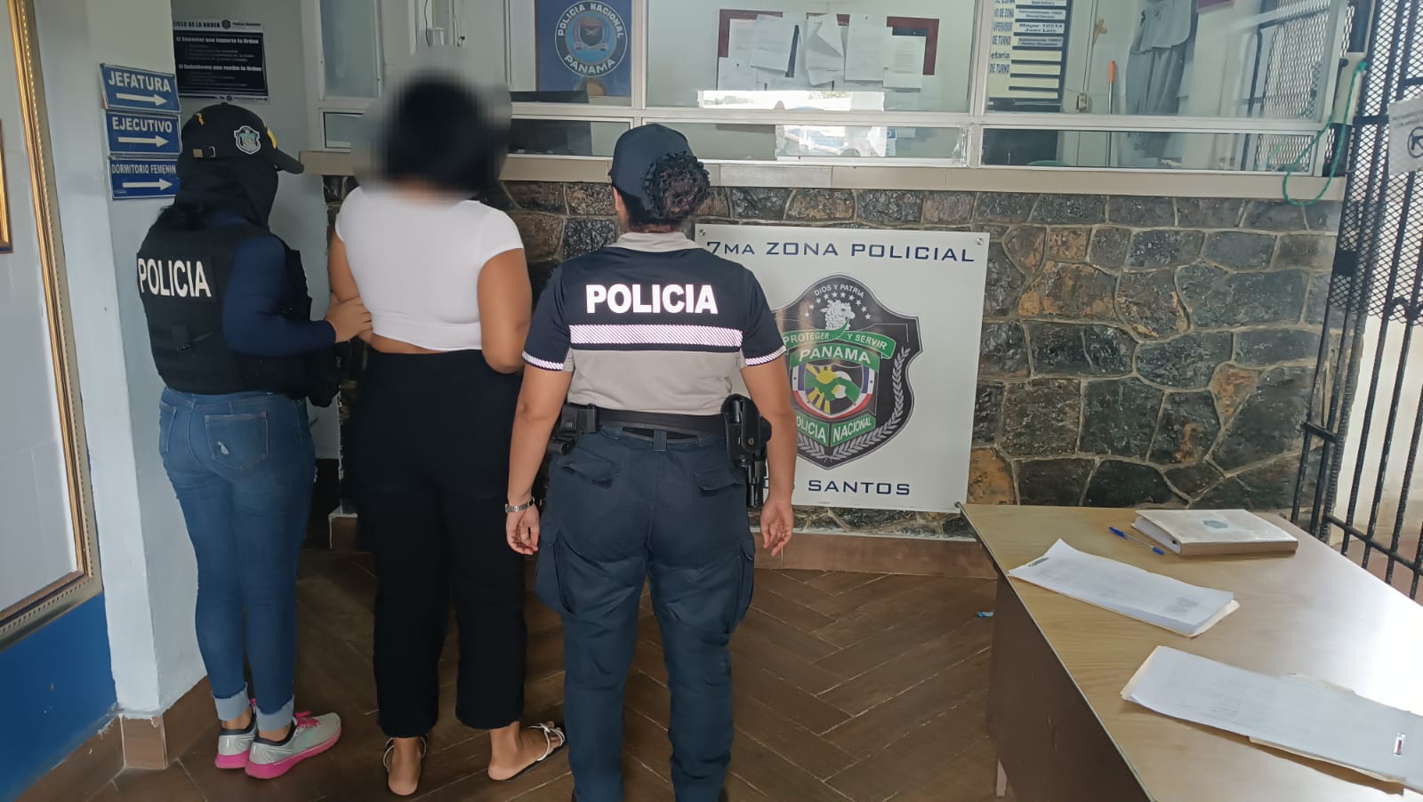 Atrapan a un mujer que mantenía condena de 90 meses de prisión por robo agravado en Guararé 