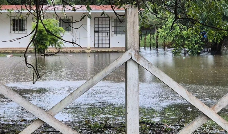 Inundaciones en Playa El Rompío afectan viviendas y comercios  