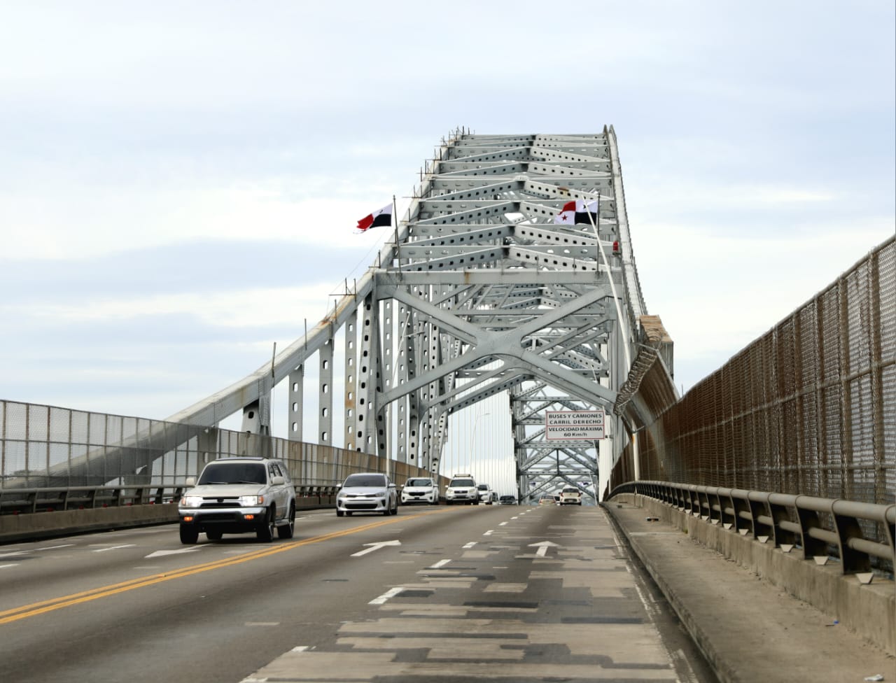 Ministerio de Obras Públicas coloca  banderas panameñas en el puente de Las Américas 