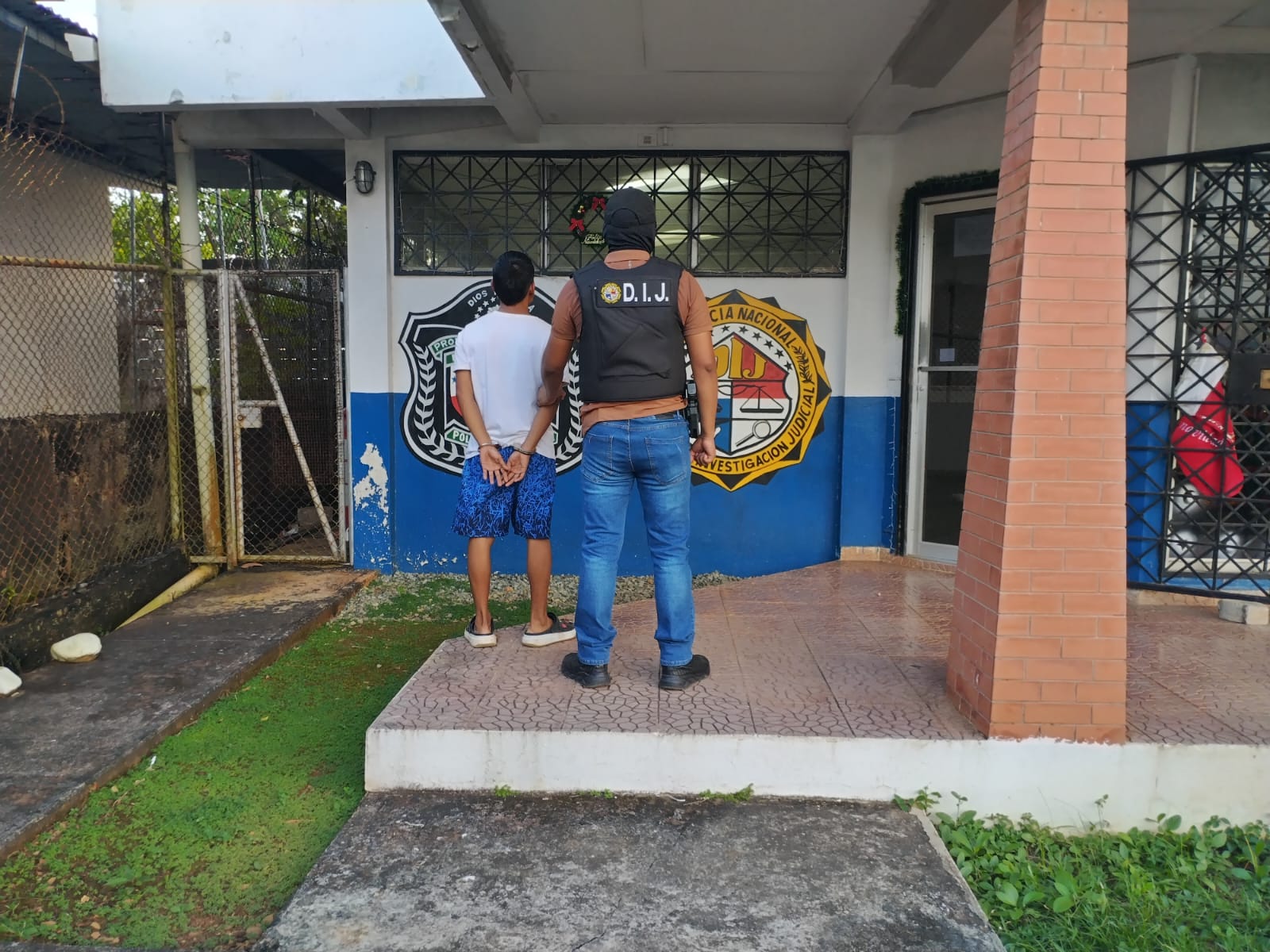 Policía aprehende a un hombre que asaltó con arma de fuego una tienda en Chepo 