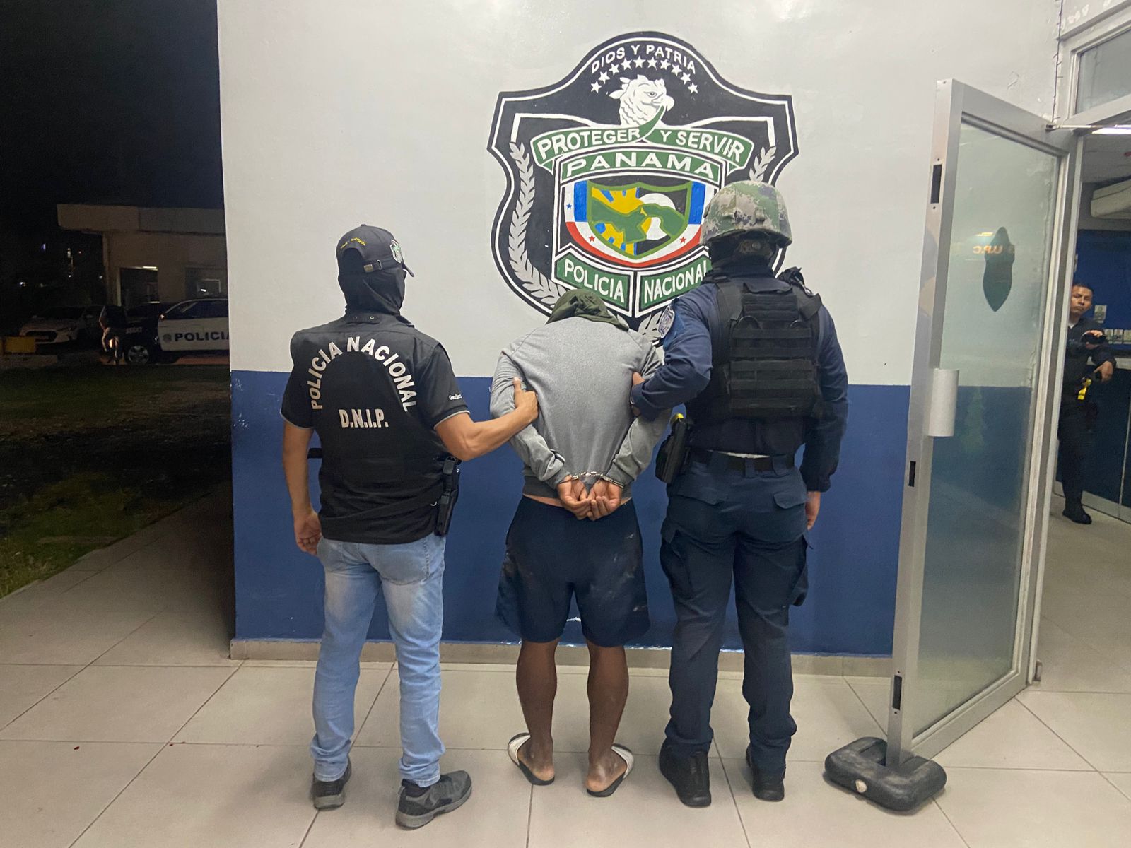 Decomisan dos armas de fuego y presunta droga en la provincia de Colón 