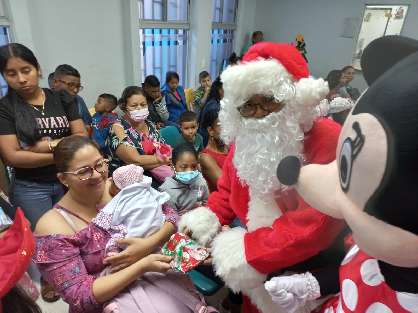 Policlínica de Betania comparte la alegría navideña con niños asegurados 