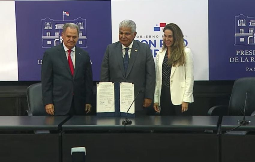 Firman contrato para la asesoría técnica del plan maestro del ferrocarril David - Panamá 