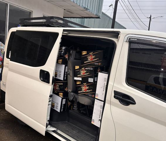 ¡Casi coronan pa' el parking' Decomisan más de 100 cajas de cerveza de presunto contrabando 