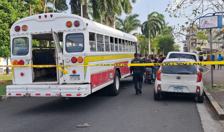 Joven de 17 años es asesinado dentro de un bus en Colón 