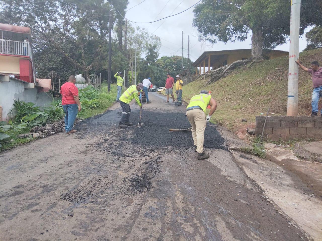 Reparan varios tramos viales en Colón 