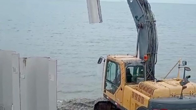 Remueven muros que fueron construidos en servidumbre de playas en Chame 