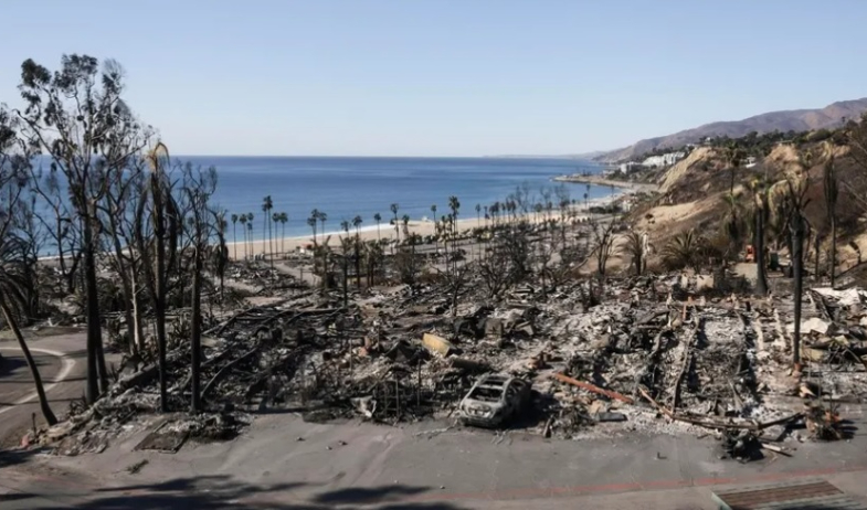 Los fuertes vientos amenazan con empeorar los incendios de Los Ángeles 