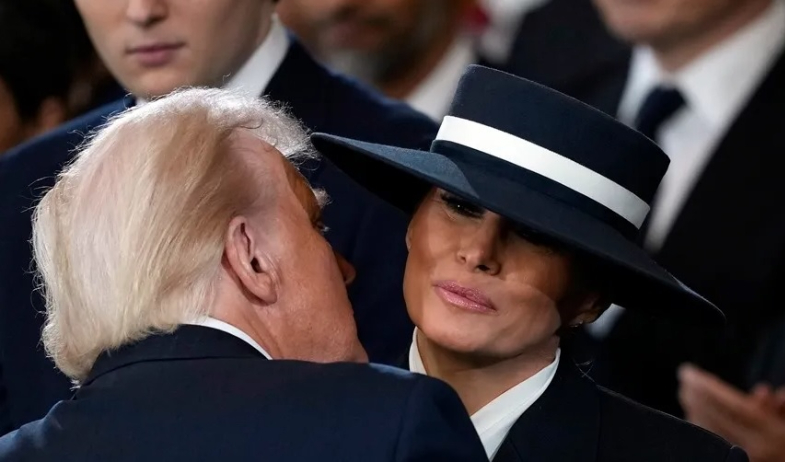 Donald Trump no pudo besar a Melania por culpa de su sombrero 