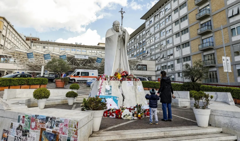 El papa no renunciará y comenzará una nueva etapa, asegura el cardenal argentino Fernández 