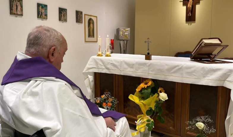 El Vaticano difunde la primera foto del papa Francisco desde su hospitalización 