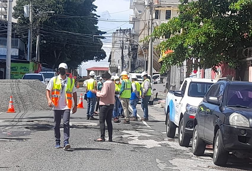 Residentes se quebajan de los malos olores en el área. 