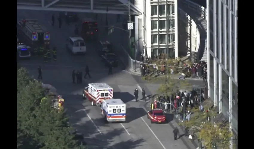 Varios vehículos policiales estaban junto a la intersección de West Street y Chambers Street.