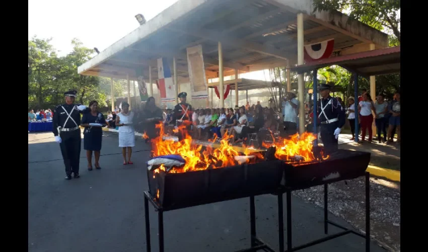  Los actos arrancaron con la izada de la bandera por Presenta Ibarra y Eneida Riera.