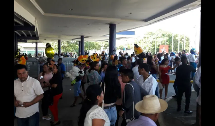 Los padres de familia estaban emocionados con el logro de sus hijos. Foto. Roberto Barrios