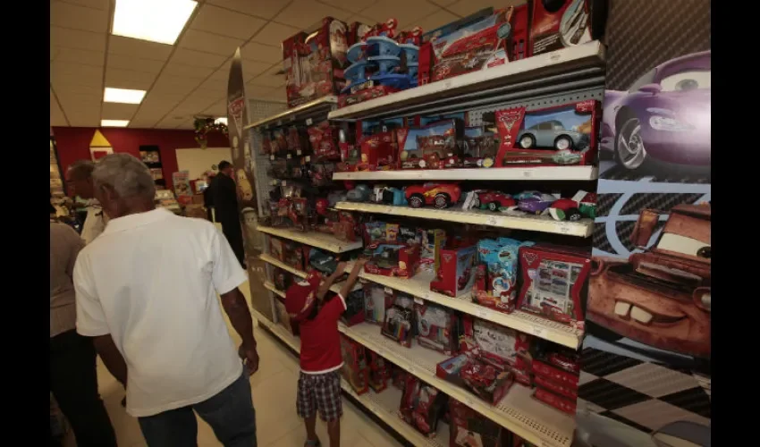 Para algunos niños, la Navidad es el recibir regalos. Foto. Roberto Barrios