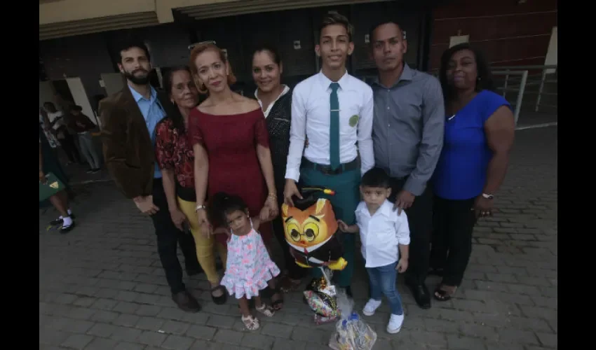 400 estudiantes se graduaron este año en la escuela Profesional. Foto. Roberto Barrios