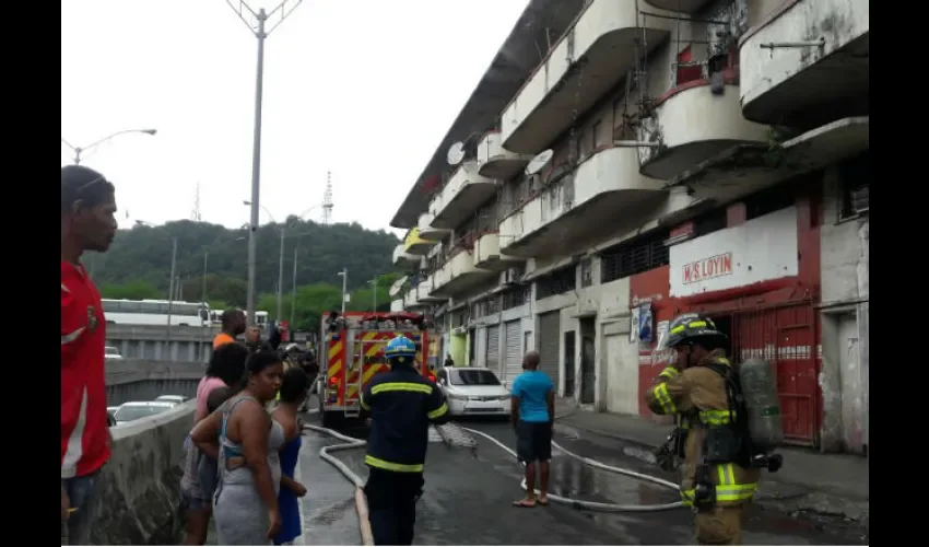 Incendio en la Avenida Nacional, vía hacia San Miguel.