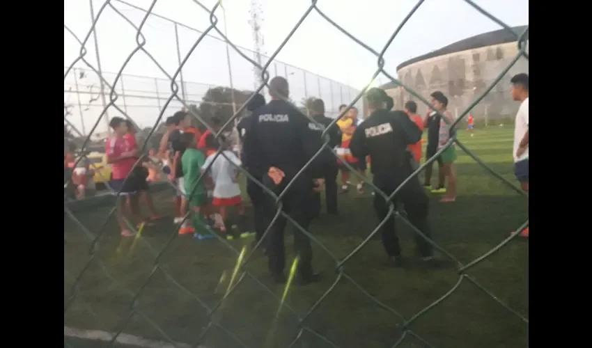 Los residentes se quejan de que la Policía Nacional no los deja usar las canchas deportivas después de las seis de la tarde. Foto: Cortesía