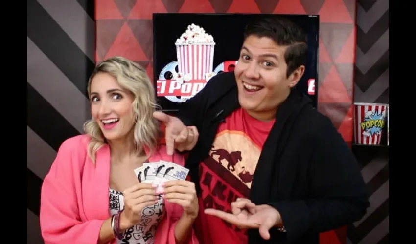 Oscar Ruiz junto a Anni Duque durante un programa de 'El Popcorn'.