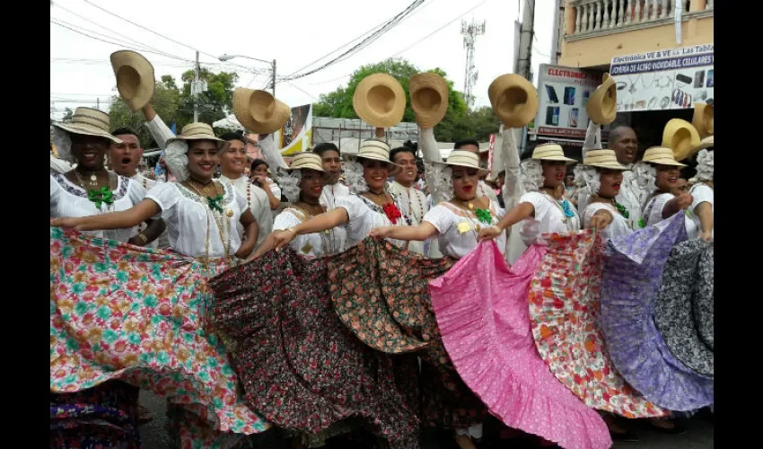 Mujeres lucen el traje típico nacional. 