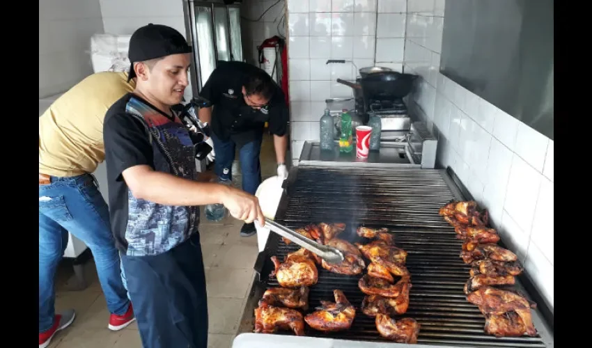 La falta de carné de su salud o manipulador de alimentos, es común en los trabajadores de fondas, restaurantes y tiendas. Foto: Jesús Simmons