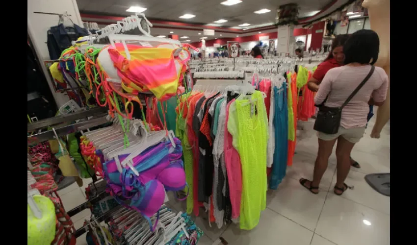 Compran para el verano en diversos comercios. Fotos: Roberto Barrios 