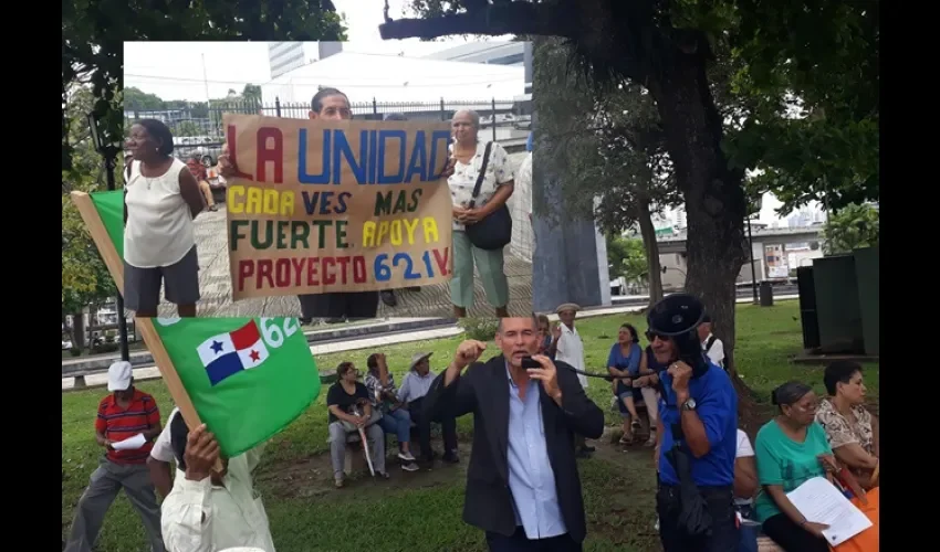 Adultos mayores contentos por un pago que pensaron que no si iba a dar nunca. Foto: Roberto Barrios