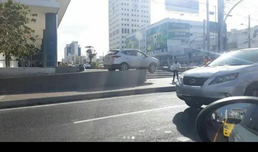 Así quedó el auto de la presentadora / Foto: Tráfico Panamá