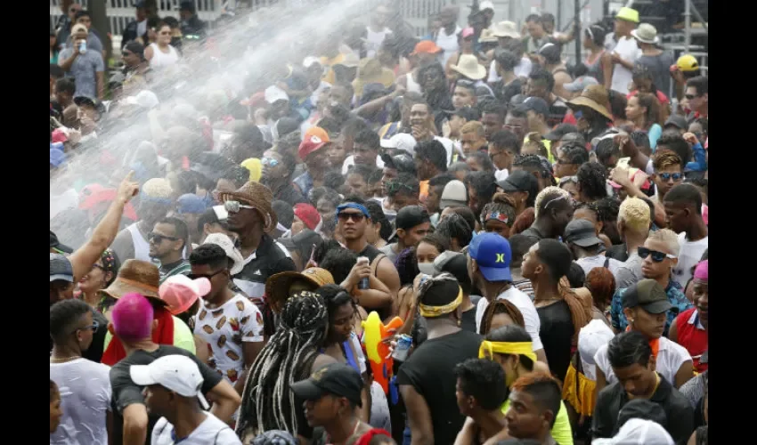 Agua, agua, más agua, gritaba la 'people'. Foto: Josué Arosemena