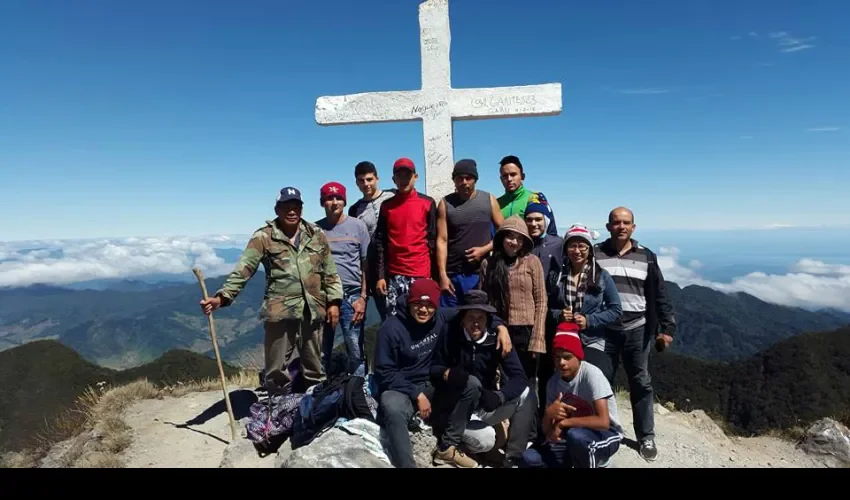 Los guías cobran por llevar a los excursionistas a la cima del volcán. Foto: Cortesía