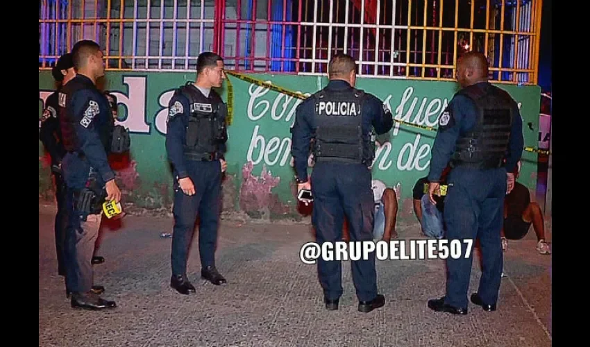 Los agarran tras presuntamente robarle a estudiante en Tumba Muerto. 