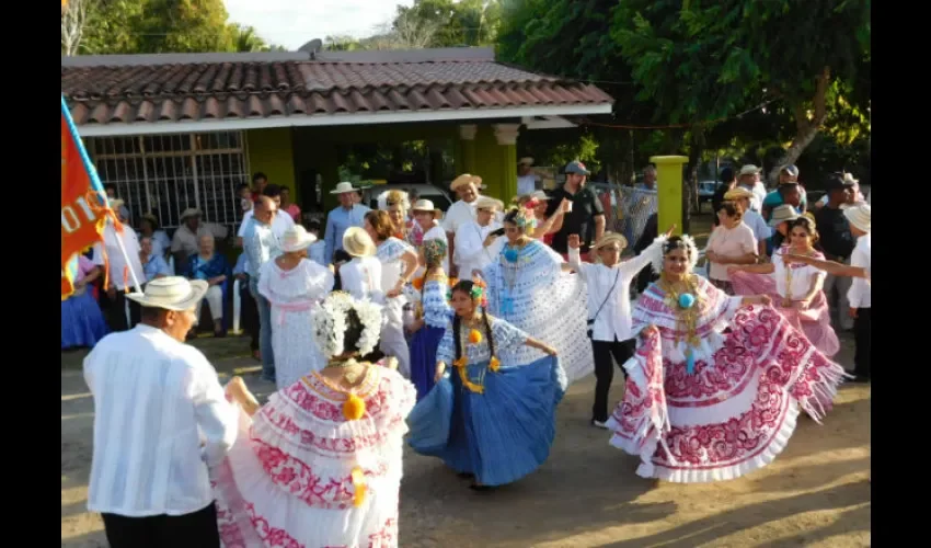 Foto ilustrativa del tamborito por los callejones. 