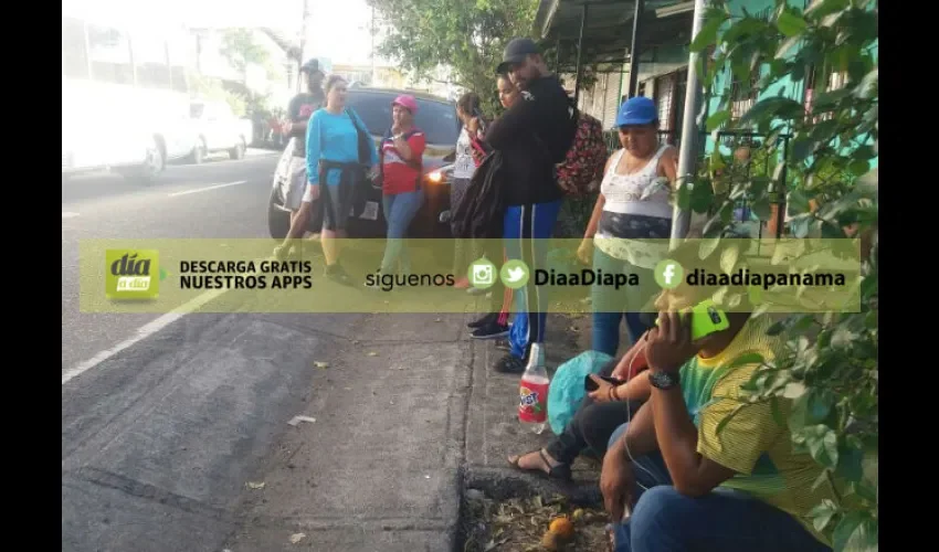 Foto ilustrativa de un grupo de docentes esperando el traslado. 