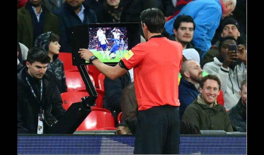 El árbitro alemán Deniz Aytekin observa el VAR durante un amistoso internacional. Foto: EFE