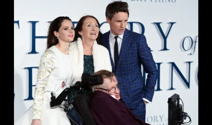 El científico británico Stephen Hawking (centro), junto a los actores británicos Felicity Jones (de pie-izda) y Eddie Redmayne (de pie-dcha), y su exmujer, Jane Wilde Hawking (de pie-centro), acude a la presentación de la película 'La Teoría del Todo' basada en la vida del propio Hawking, en Londres.