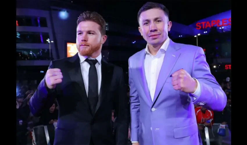 Saúl Álvarez (izq.) junto a Gennady Golovkin.