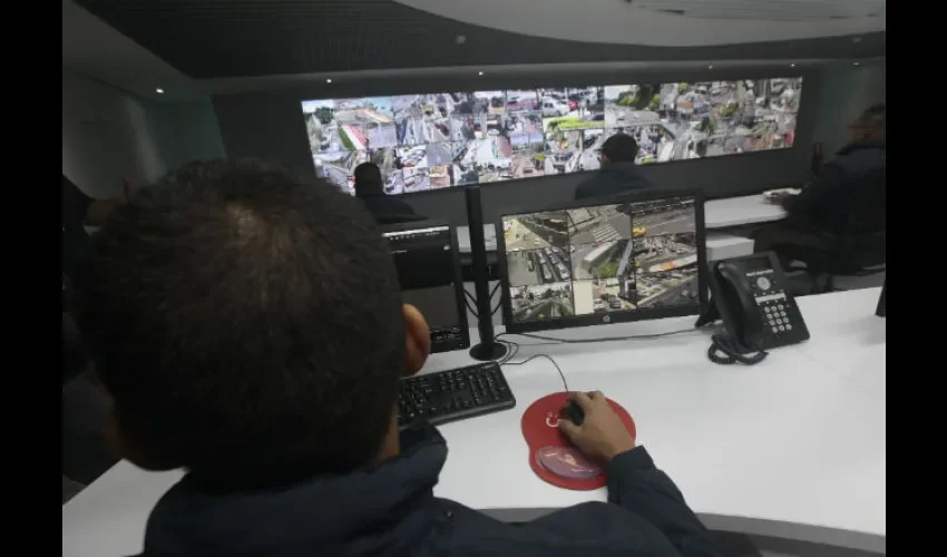 El centro de monitoreo funciona las 24 horas del día, tiene tres turnos que se van remplazando con los video operadores. Foto: Archivo