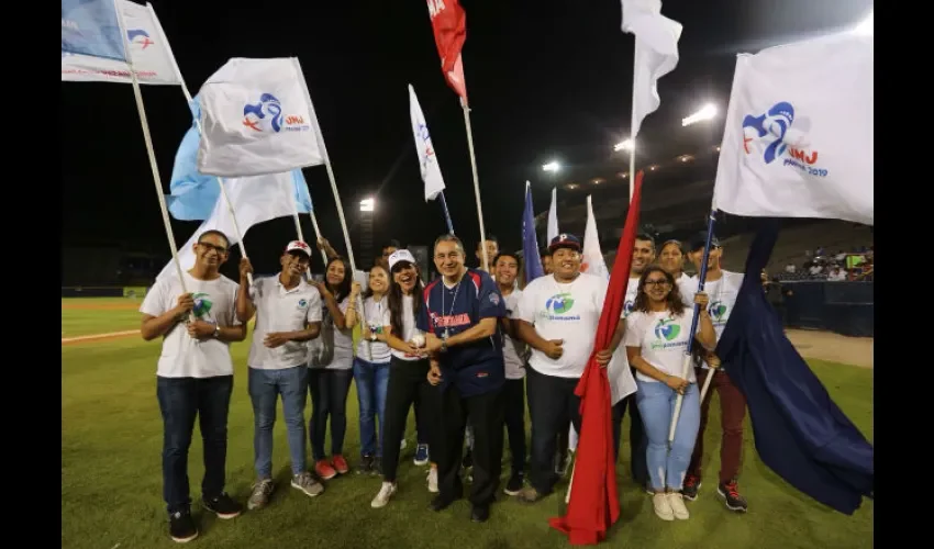 Foto ilustrativa del comité de la JMJ que estuvo en el encuentro de béisbol. 