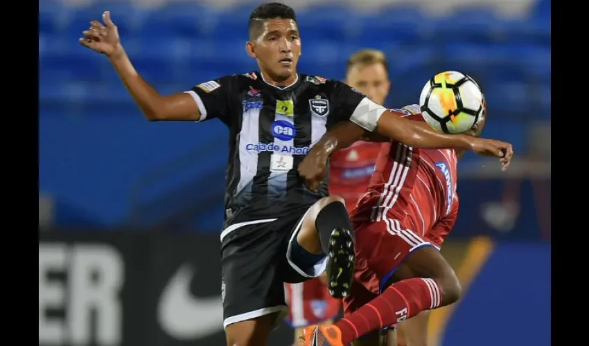 Edwin Aguilar (izq.), delantero del Tauro FC, fue elegido como el mejor jugador del partido. Foto: Cortesía Concacaf